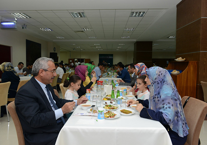 KSÜ Akademik Personeli, İftar Yemeğinde Bir Araya Geldi