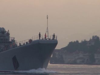 Boğaz’ı geçen Rus savaş gemisinde silahlı nöbet