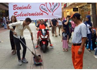 Konfetili evlilik teklifine temizlik cezası