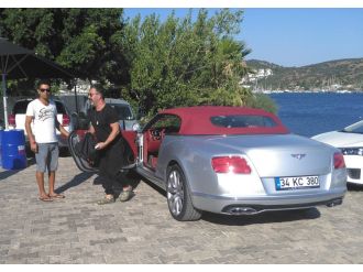 Cem Yılmaz milyonluk otomobiliyle Bodrum sokaklarında