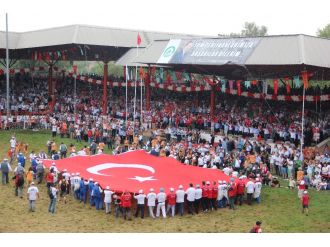 Kırkpınar’da dev Türk bayrağı açıldı