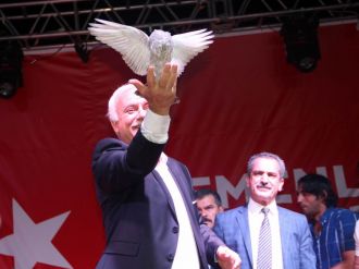 Nihat Hatipoğlu demokrasi nöbetine katıldı