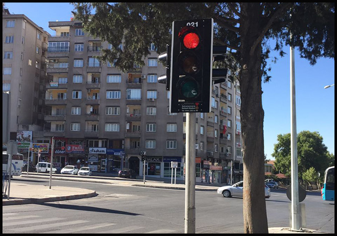 Büyükşehir Modern Trafik Lambalarını Taktı