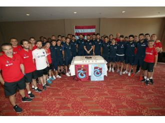 Trabzonspor kuruluş yıldönümünü pasta keserek kutladı