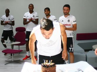 Tolgay Arslan’a doğum günü sürprizi