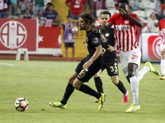 Antalyaspor-Osmanlıspor maçı başladığı gibi bitti