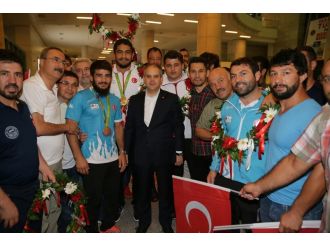 Rio’da dereceye giren milli güreşçiler yurda döndü