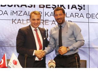 Ufuk Sarıca imzayı attı