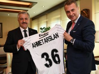 Bakan Arslan’a forma hediye etti