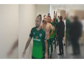 Bursasporlu futbolcuların galibiyet sevinci