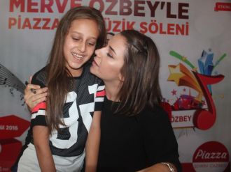 Merve Özbey’den şehit kızına özel ilgi