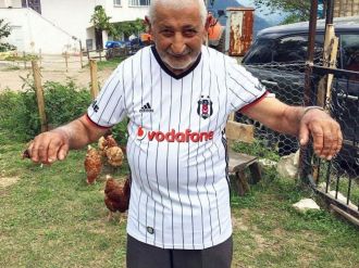 95’lik dede Beşiktaş formasını üzerinden çıkarmıyor