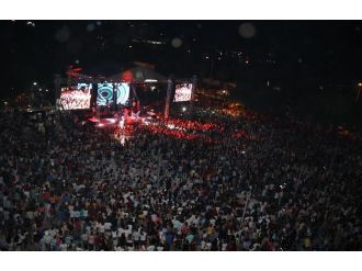 Kurtuluş coşkusunu Demet Akalın’la yaşadılar