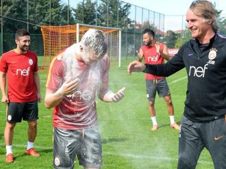 Galatasaray antrenmanında doğum günü sürprizi