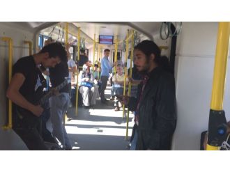 Metroda yolcuları şaşkına uğratan konser