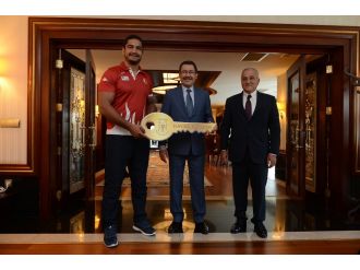 Olimpiyat madalyalı güreşçilere ev ve otomobil ödülü