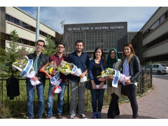 Amaç hizmet etmek: Çiçeklerle karşılandılar