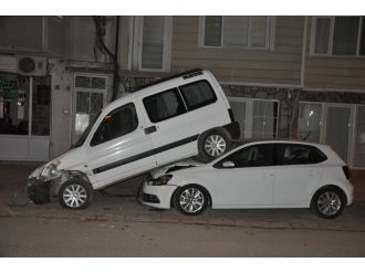 Park ettikleri araçlarını üst üste buldular