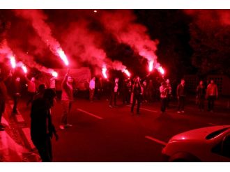 Beşiktaş kafilesine taraftarlardan yoğun ilgi