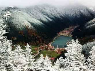 Uzungöl’ün yamaçları karla süslendi