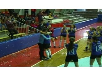 Voleybol maçında sürpriz evlilik teklifi