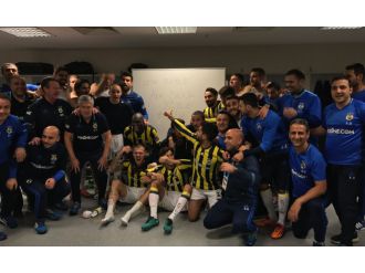 Fenerbahçeli futbolculardan galibiyet pozu