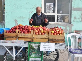 Seyyar satıcıdan 200 dolar bozdurana bir kasa elma bedava