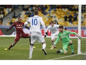 İlk yarıda 4 gol, 1 penaltı, 1 kırmızı