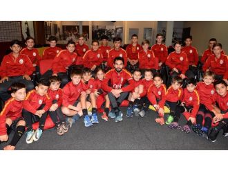 Selçuk İnan, minik futbolcularla buluştu