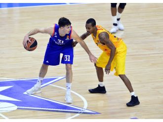 Anadolu Efes İspanyol devini yıktı