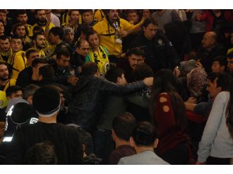 Fenerbahçe maçında taraftarlar arasıdna gerginlik