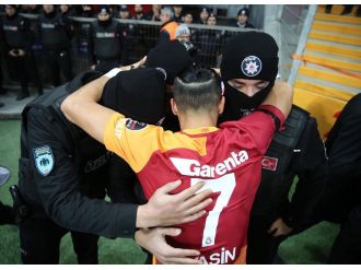 Yasin Öztekin gol sevincini polislerle yaşadı