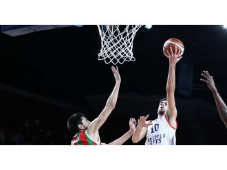 Anadolu Efes farklı kazandı