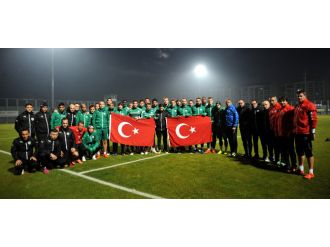 Bursaspor’dan şehitler için saygı duruşu