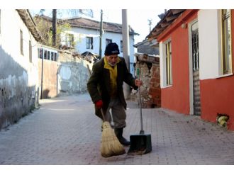 Çevreci dede tek başına koca köyü temizliyor