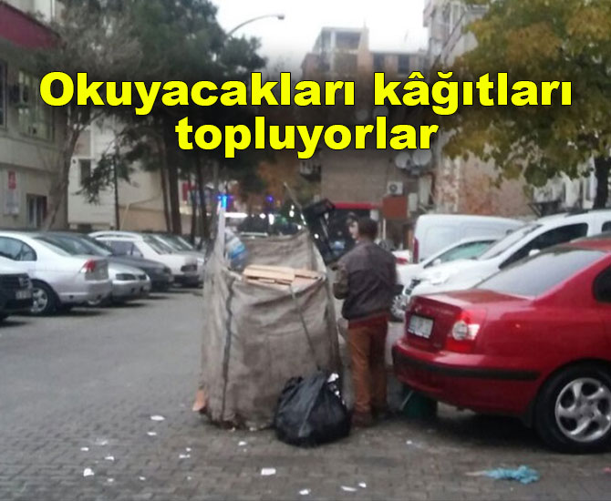 Okuyacakları kâğıtları topluyorlar