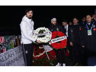 Beşiktaş’ın yıldızları Şehitler Tepesi’ne çelenk bıraktı