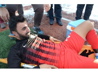 Sakatlanan futbolcu gözyaşlarına boğuldu