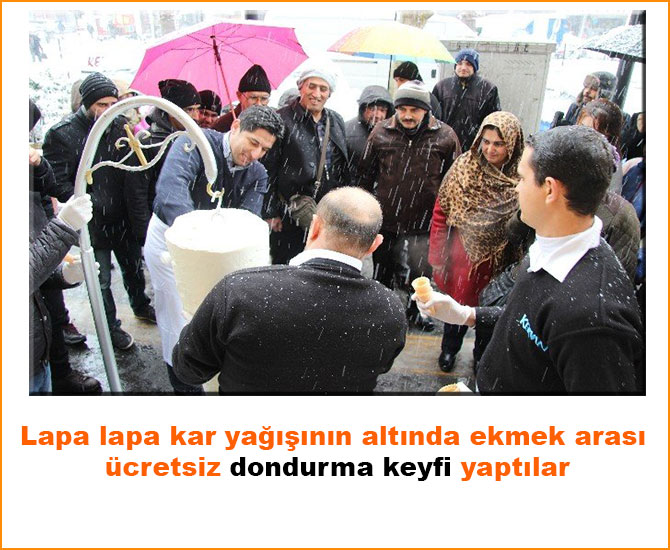 Lapa lapa kar yağışının altında ekmek arası ücretsiz dondurma keyfi yaptılar