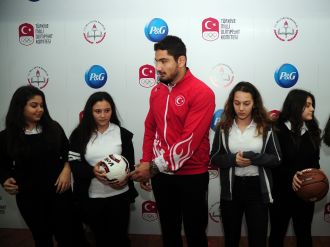 Taha Akgül’den öğrencilere anlamlı jest