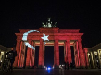 Brandenburg Kapısına Türk bayrağı yansıtıldı