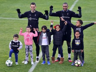 Beşiktaş idmanında minikler sahada