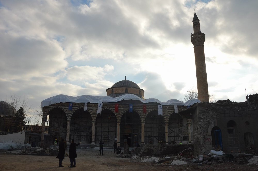 Sur yeniden inşaa ediliyor: Bakan bölgeyi inceledi