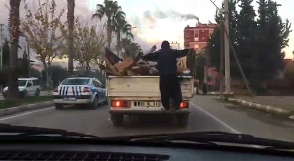 Kamyonet kasasında tehlikeli yolculuk