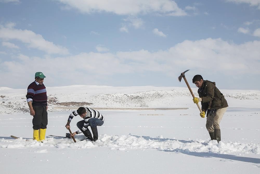 Buz kaplı gölde ‘Eskimo’ usulü balık avı