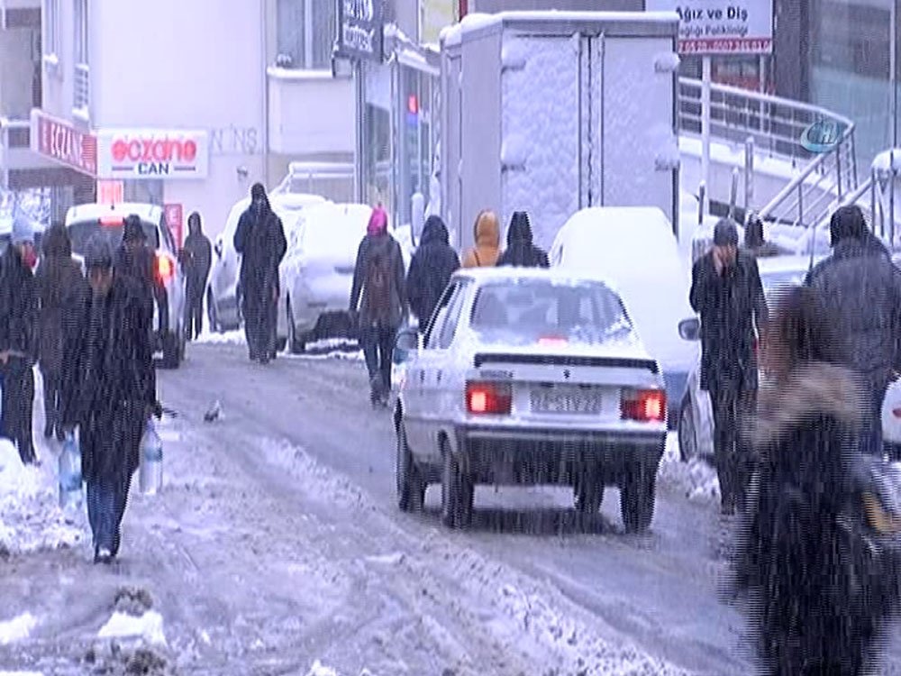 Yoğun kar yağışı vatandaşlara zor anlar yaşattı