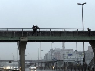 İntihara kalkışan genci polis böyle kurtardı