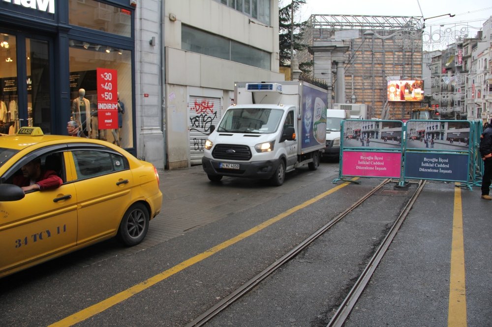 İstiklal Caddesi'nde araç trafiği adeta E-5 Karayoluna döndü