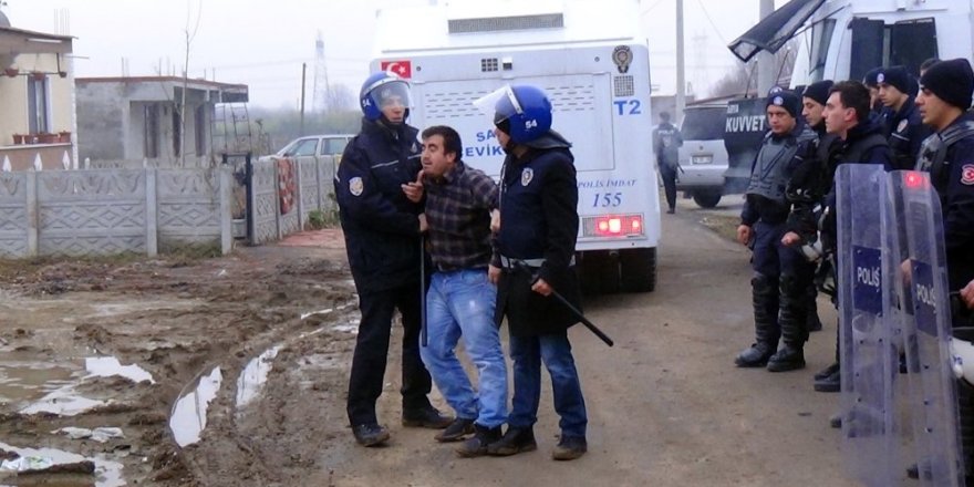 Evini yıktırmak istemeyen bir vatandaş polise direndi