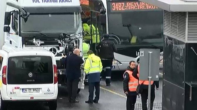 Okmeydanı'nda metrobüs ile yol bakım aracı çarpıştı